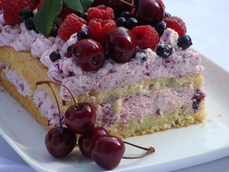 Tort z owocami sezonowymi Tort z owocami sezonowymi