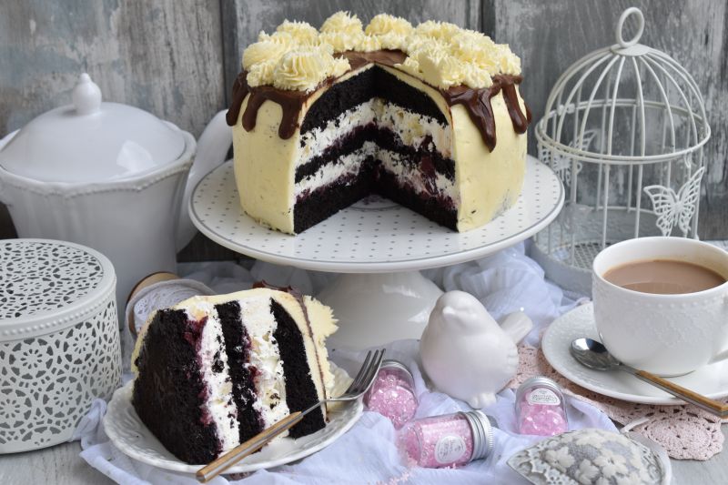 Tort z serkiem mascarpone i ananasem z dripem Tort z serkiem mascarpone i ananasem z dripem