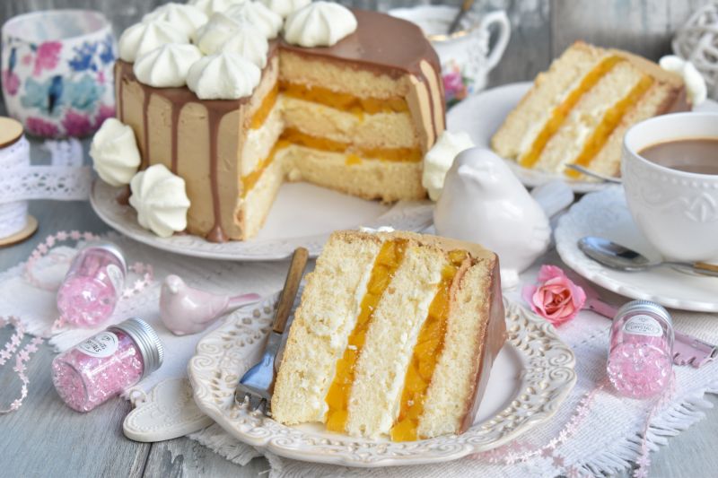 Tort z serkiem mascarpone i brzoskwiniami