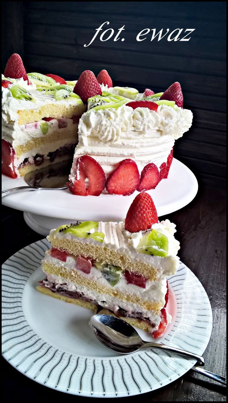 Tort z truskawkami i kiwi Tort z truskawkami i kiwi