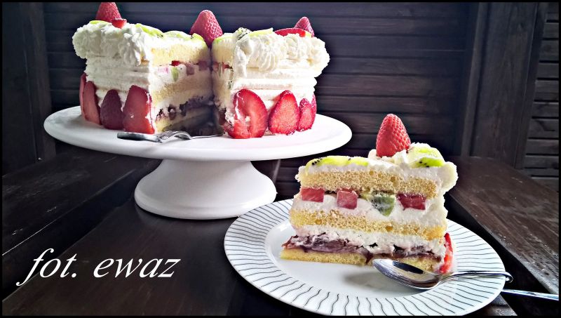Tort z truskawkami i kiwi Tort z truskawkami i kiwi