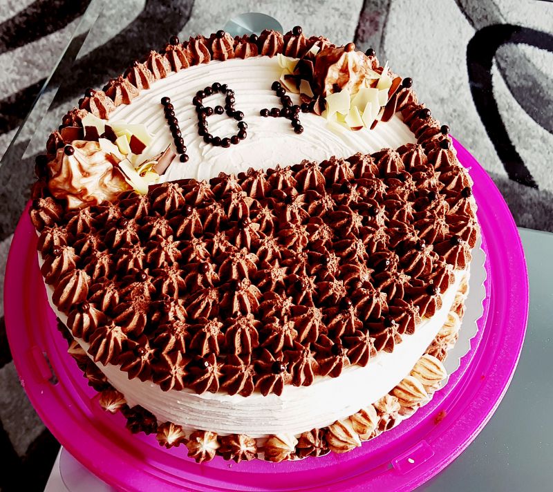 Tort ze śmietaną mascarpone i ponczem pomarańczowy Tort ze śmietaną mascarpone i ponczem pomarańczowy