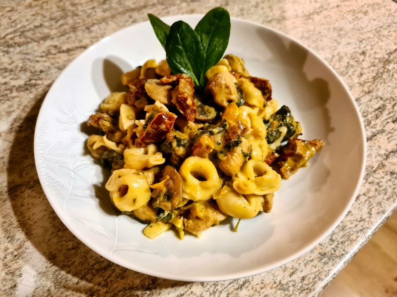 Tortelinni w sosie ze szpinakiem Tortelinni w sosie ze szpinakiem