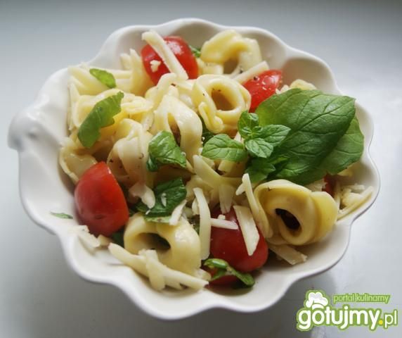 Tortellini w sałatce z Chedarem  Tortellini w sałatce z Chedarem