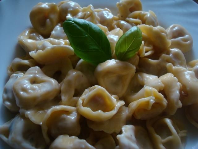 Tortellini w sosie czosnkowym Tortellini w sosie czosnkowym