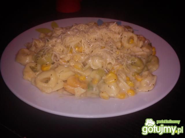  Tortellini w sosie serowym z kukurydzą