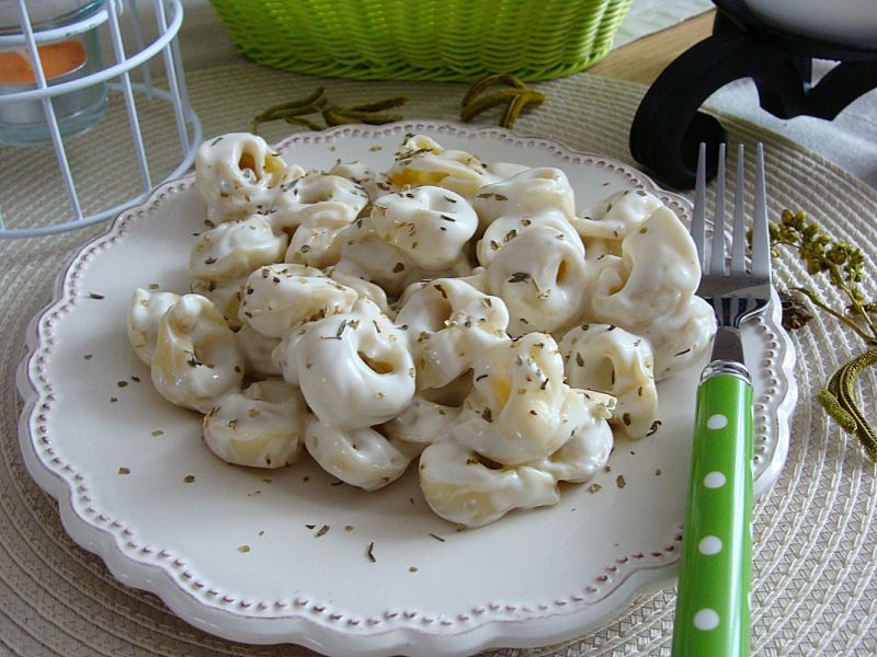 Tortellini w sosie śmietanowo-serowym Tortellini w sosie śmietanowo-serowym