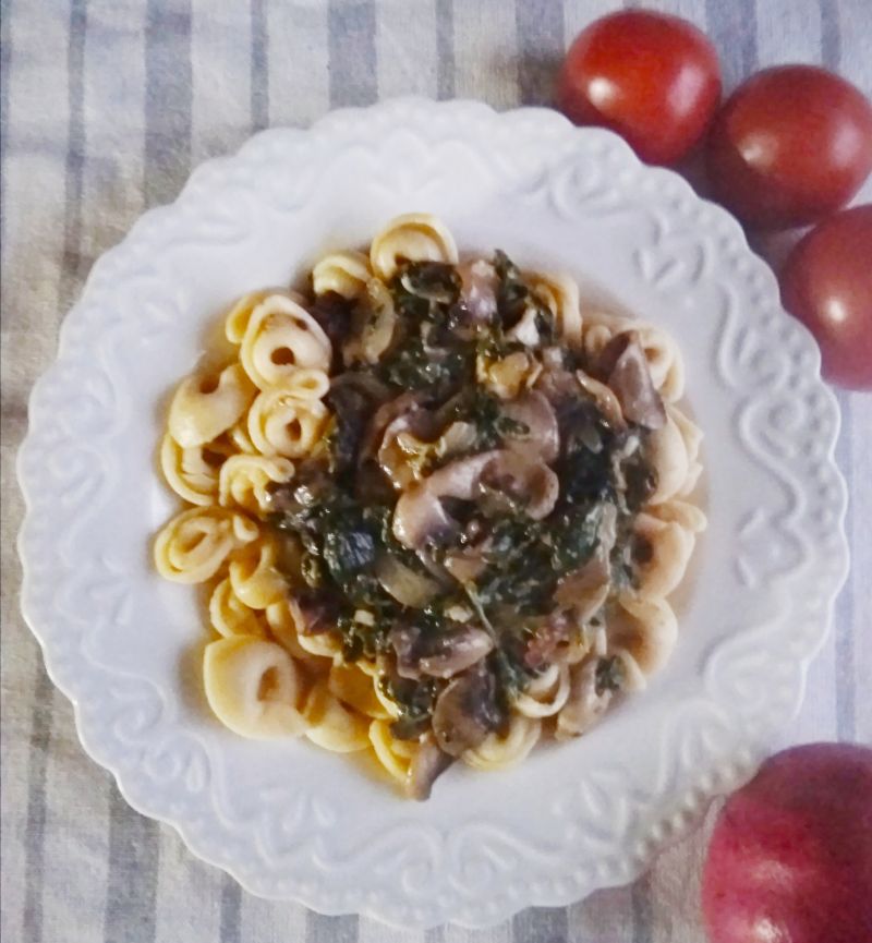 Tortellini z pieczarkami, szpinakiem i serem.