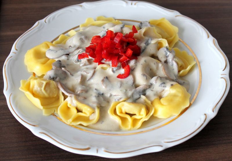 Tortellini z sosem pieczarkowym Tortellini z sosem pieczarkowym