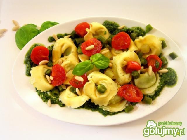 Tortelloni z zielonym pesto i warzywami Tortelloni z zielonym pesto i warzywami