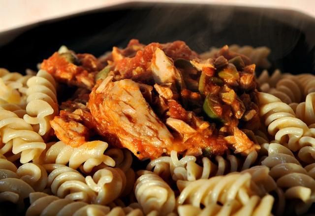 Tortiglioni z tuńczykiem i kaparami