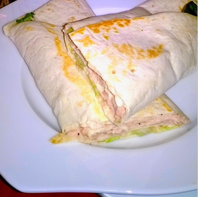Tortilla nadziana pastą z tuńczyka Tortilla nadziana pastą z tuńczyka