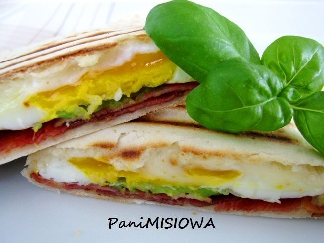 Tortilla śniadaniowa z jajem i chrupiącym boczkiem Tortilla śniadaniowa z jajem i chrupiącym boczkiem