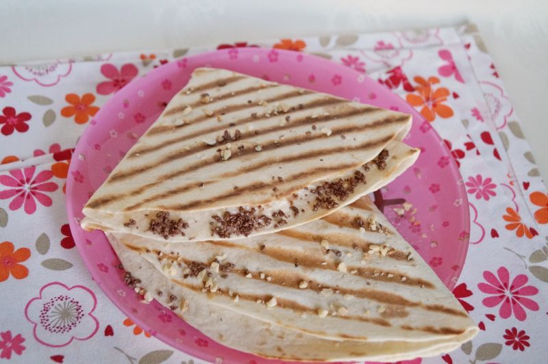 Tortilla z bananem, orzechami i czekoladą