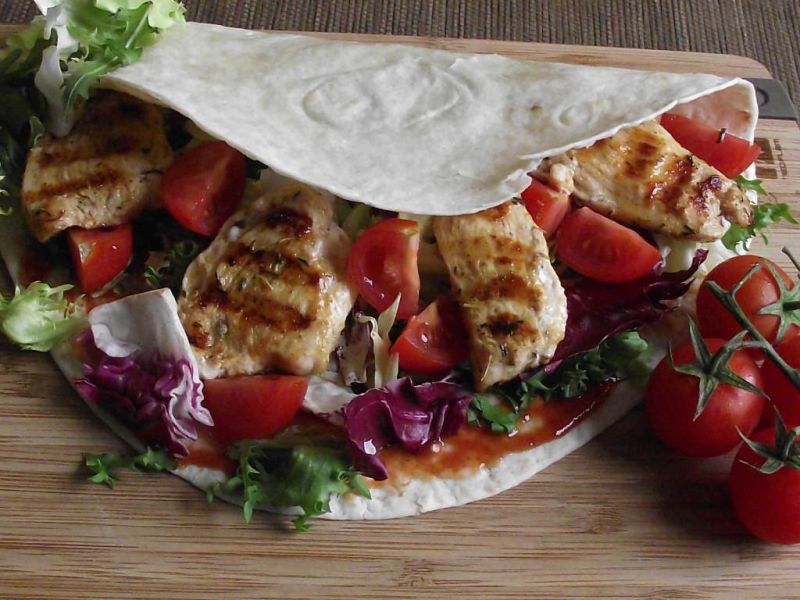 Tortilla z grillowanym kąskami kurczaka ala gyros 