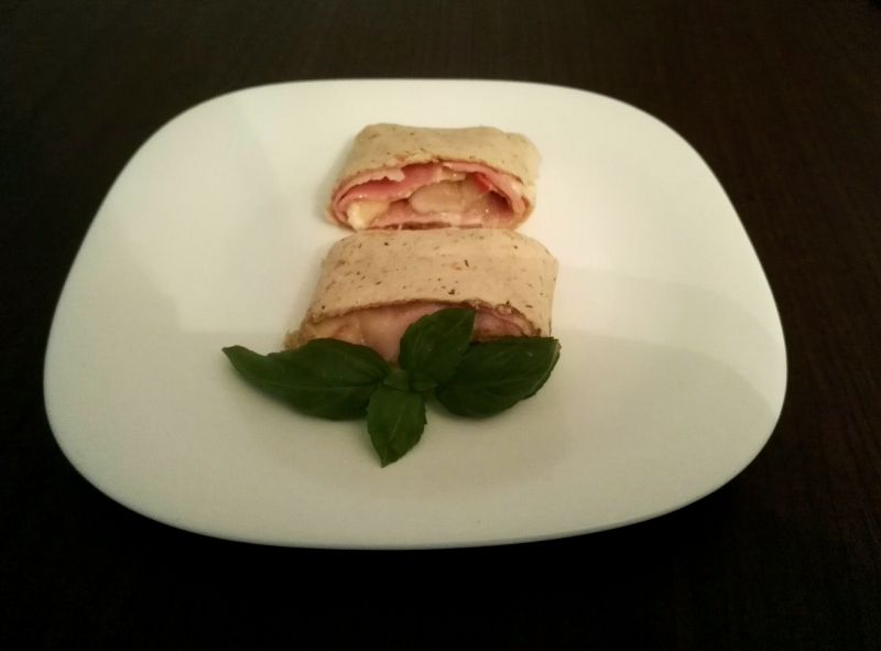 Tortilla z gruszką, serem pleśniowym i szynką Tortilla z gruszką, serem pleśniowym i szynką