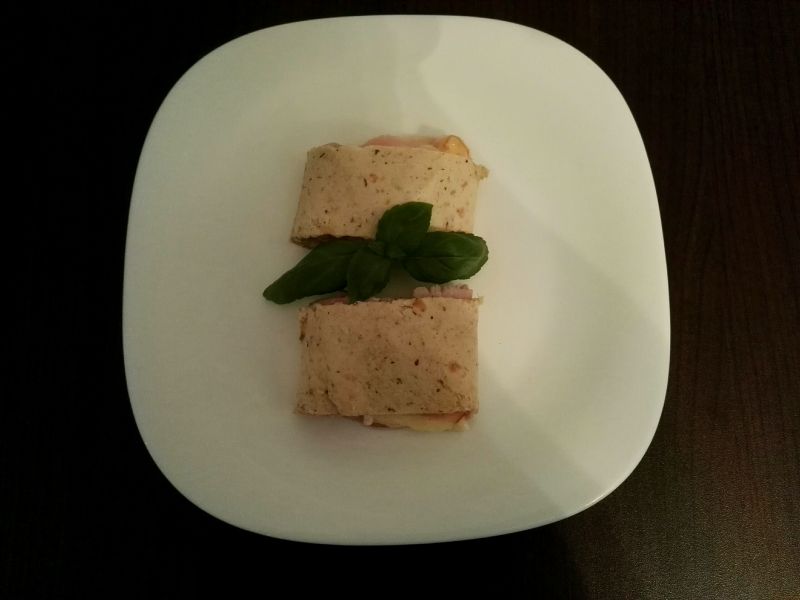Tortilla z gruszką, serem pleśniowym i szynką Tortilla z gruszką, serem pleśniowym i szynką
