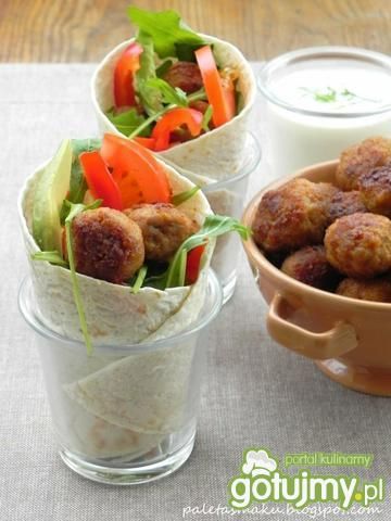 Tortilla z kuleczkami mięsnymi i rukolą Tortilla z kuleczkami mięsnymi i rukolą