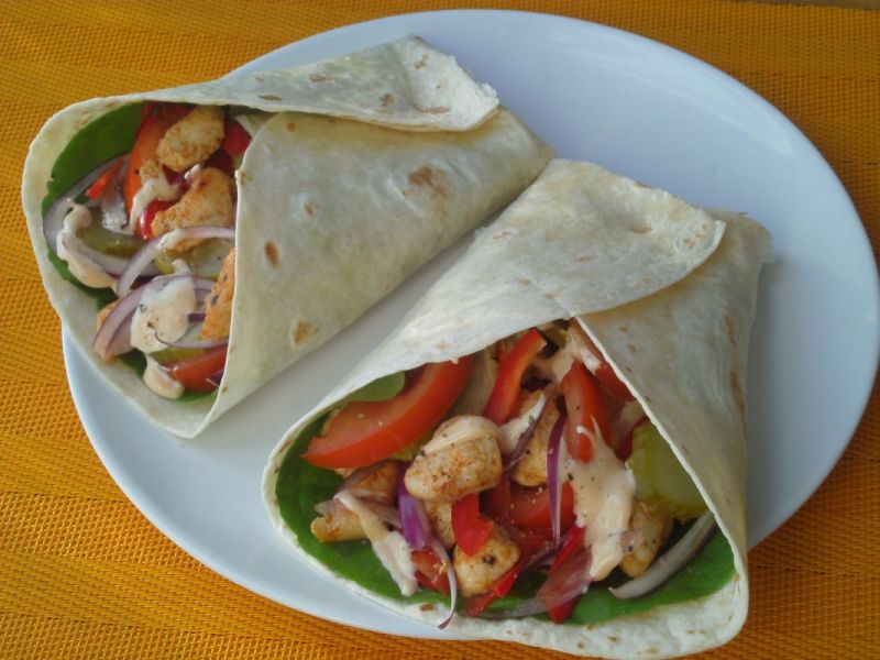 Tortilla z kurczakiem i ogórkiem konserwowym   Tortilla z kurczakiem i ogórkiem konserwowym