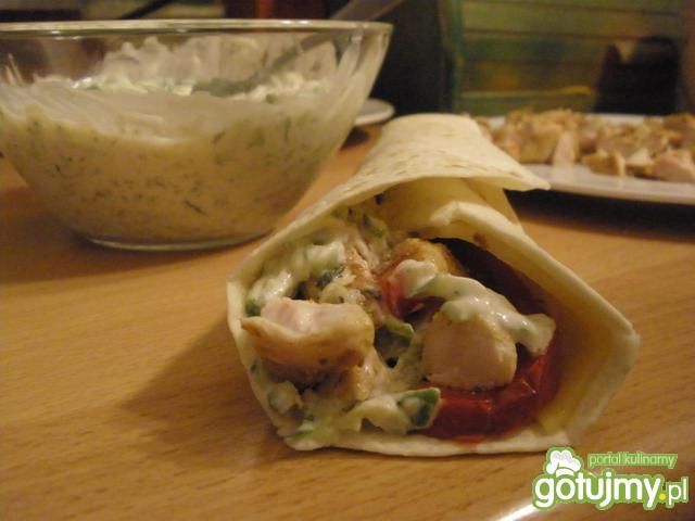 Tortilla z kurczakiem i sosem tzatziki Tortilla z kurczakiem i sosem tzatziki