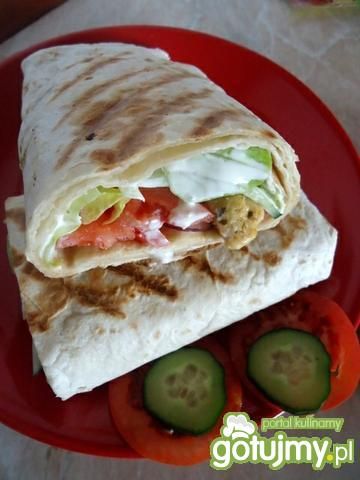 Tortilla z kurczakiem i warzywami.