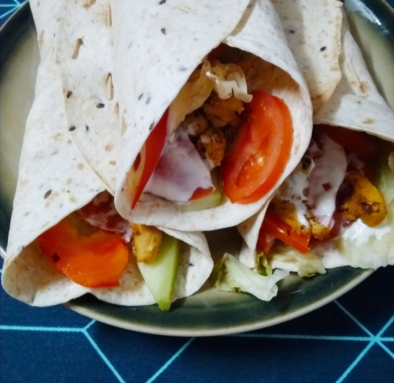 Tortilla z kurczakiem i warzywami. Tortilla z kurczakiem i warzywami.