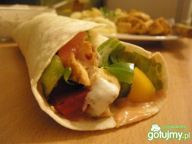 Tortilla z kurczakiem i warzywną sałatką Tortilla z kurczakiem i warzywną sałatką