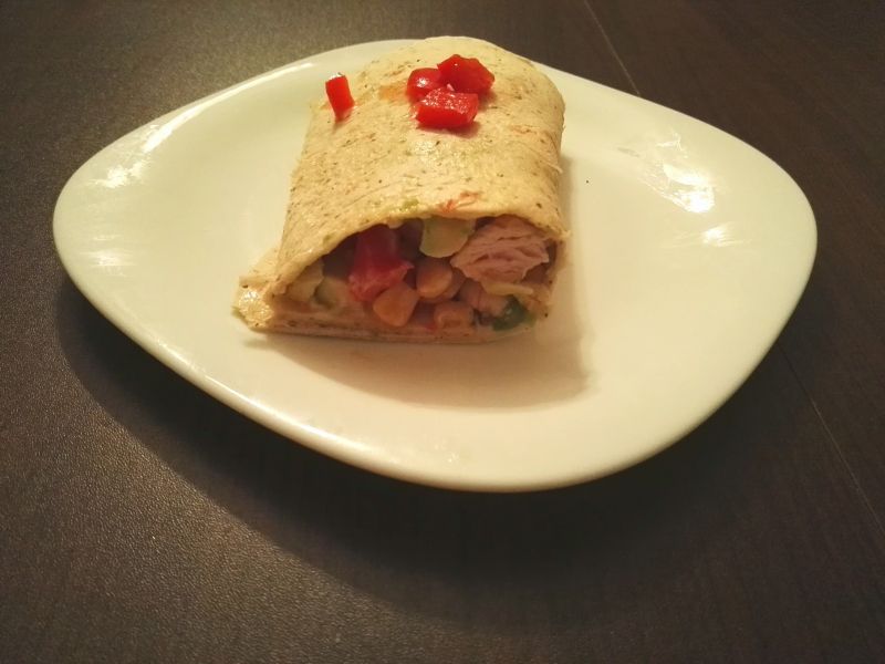 Tortilla z kurczakiem na ostro i awokado 
