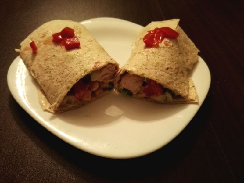 Tortilla z kurczakiem na ostro i awokado 