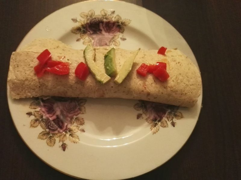 Tortilla z kurczakiem na ostro i awokado 