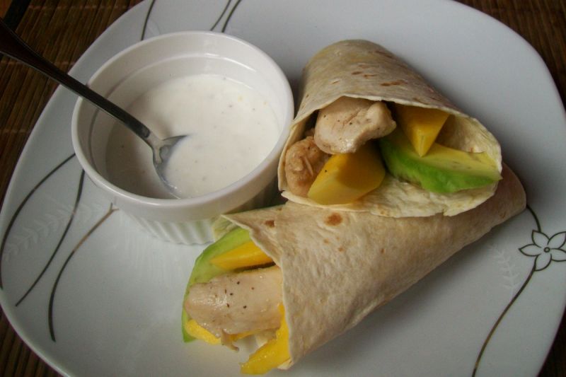 Tortilla z kurczakiem w towarzystwie owoców