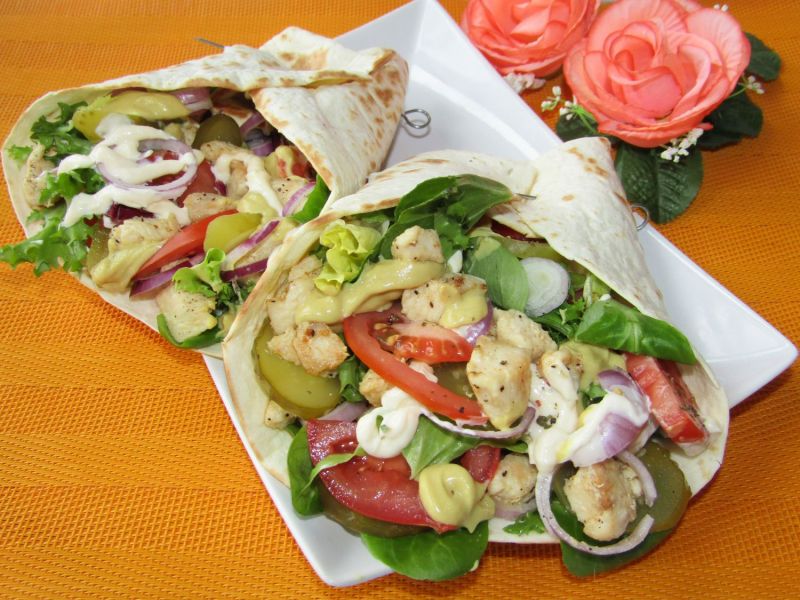 Tortilla z kurczakiem, warzywami i sosem Tortilla z kurczakiem, warzywami i sosem