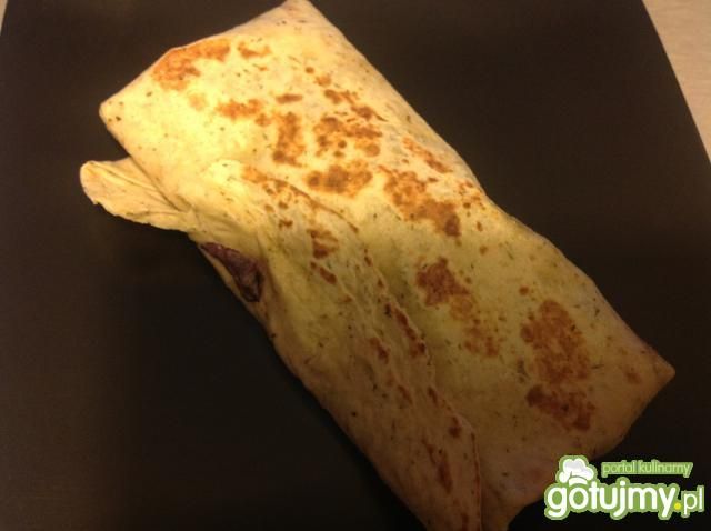 Tortilla z kurczakiem z pastą z avokado