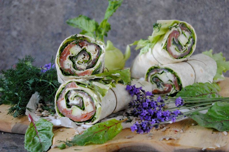 Tortilla z łososiem, botwiną i kalarepką