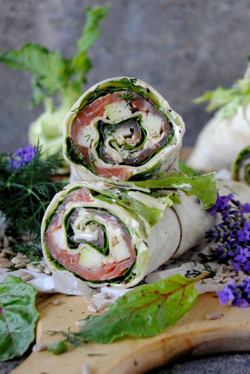 Tortilla z łososiem, botwiną i kalarepką