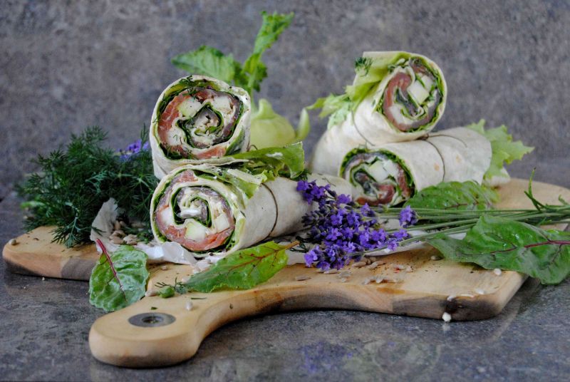 Tortilla z łososiem, botwiną i kalarepką