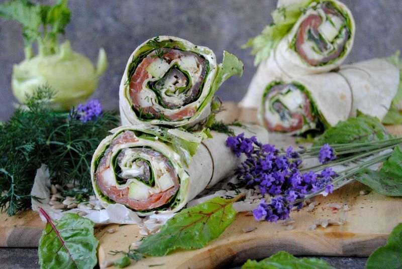 Tortilla z łososiem, botwiną i kalarepką