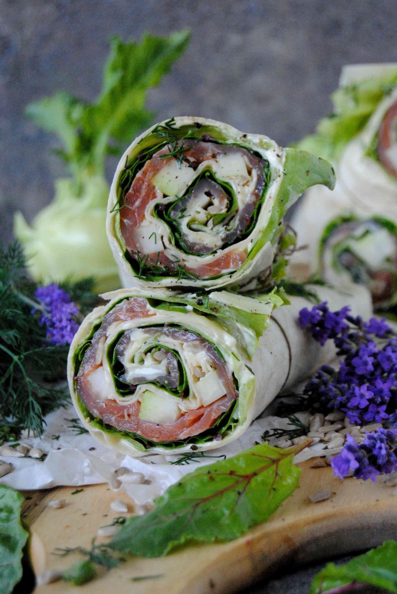 Tortilla z łososiem, botwiną i kalarepką