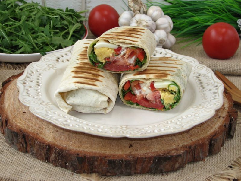 Tortilla z łososiem i jajkiem