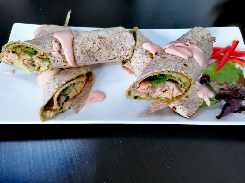 Tortilla z łososiem i pesto Tortilla z łososiem i pesto
