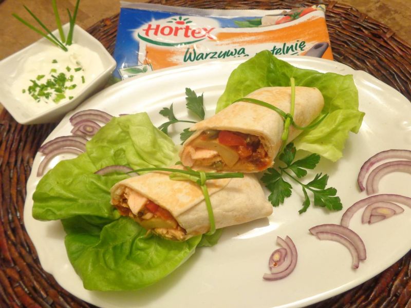 Tortilla z łososiem i warzywam