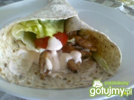 Tortilla z mięsem i warzywami.