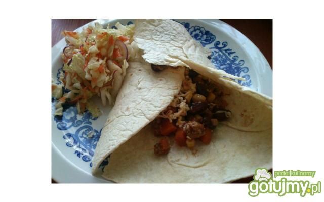 Tortilla z mięsem mielonym i warzywami.