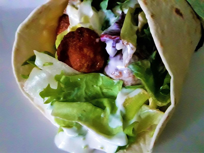 Tortilla z mini klopsikami 