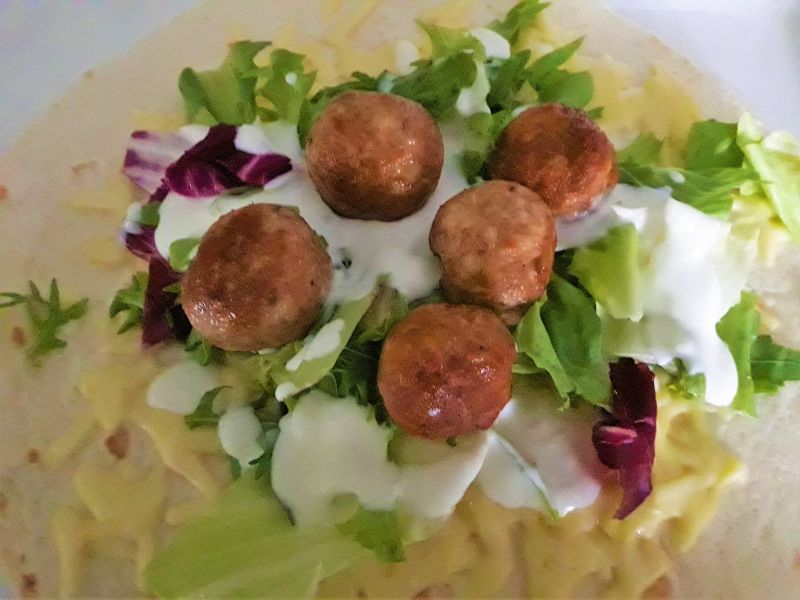 Tortilla z mini klopsikami 