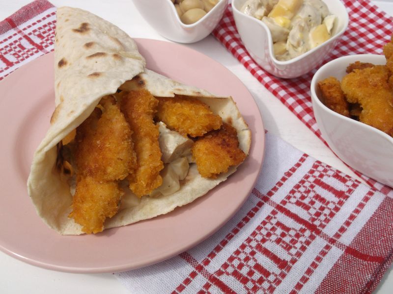 Tortilla z nuggtsami i sałatką