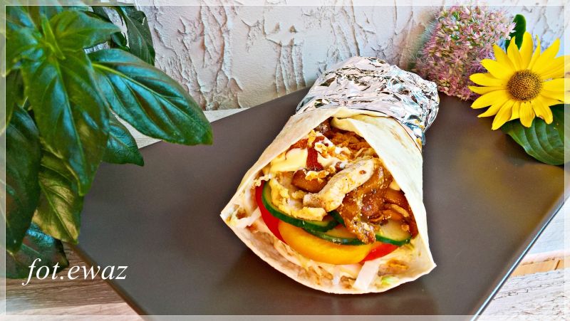 Tortilla z ostrym kurczakiem i kurkami Tortilla z ostrym kurczakiem i kurkami