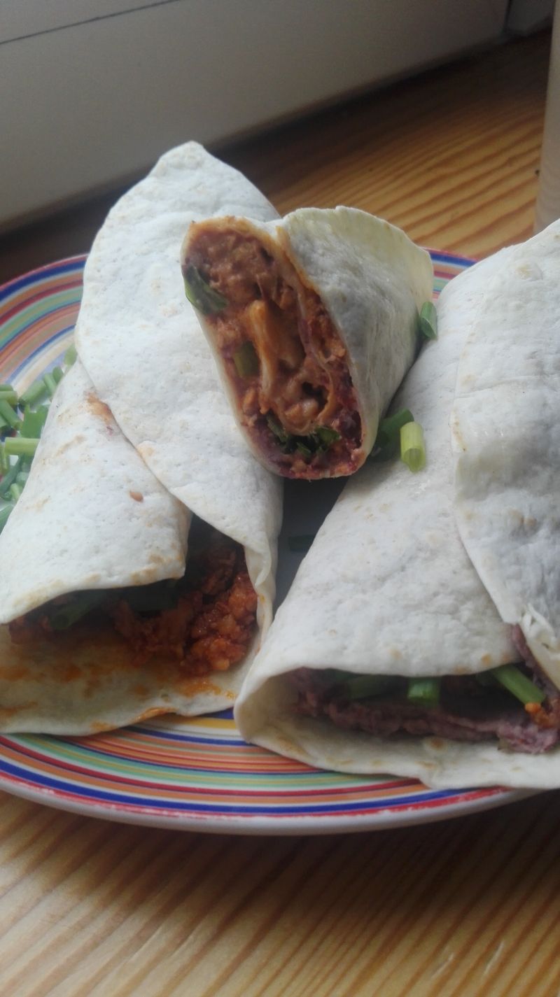 Tortilla z pastą z fasoli i mięsem mielonym Tortilla z pastą z fasoli i mięsem mielonym