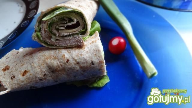 Tortilla z pieczenią i serem żółtym