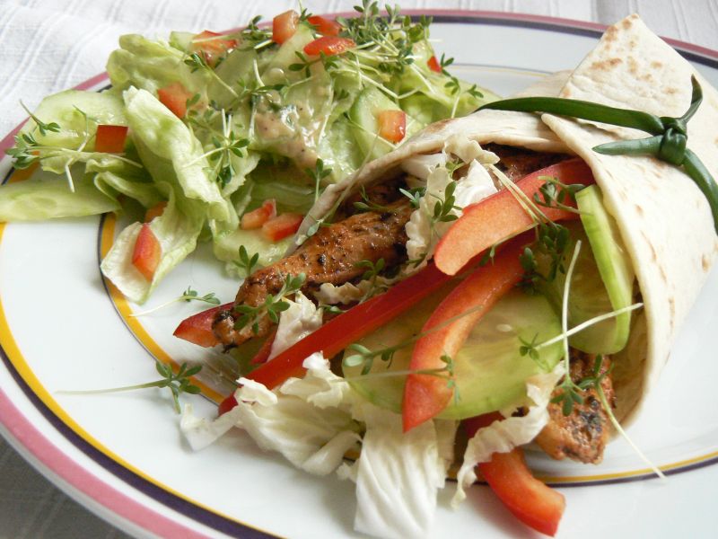 Tortilla z piersią z kurczaka